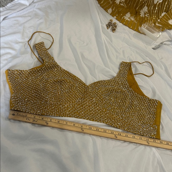 Lehenga charnyia choli yellow white gold. Net Duppatta
Pearls, sequins size L - Picture 7 of 17